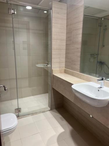 迪拜Reef Residence的一间带水槽、淋浴和卫生间的浴室