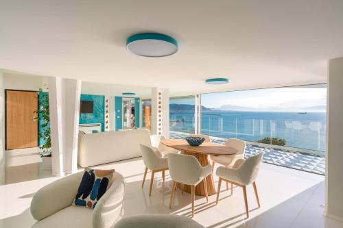 维耶特里Laguna Blu - Resort Villa overlooking the sea on the Amalfi Coast的一间带桌椅的用餐室