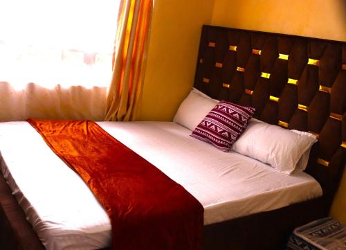 蒙巴萨Mahnoor Airbnb Mombasa的窗户客房内的一张床位