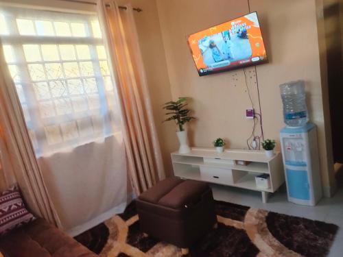 蒙巴萨Mahnoor Airbnb Mombasa的客厅的墙上配有电视