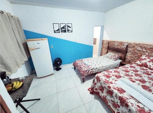 瓜拉派瑞Pousada Dule的客房设有床和冰箱。
