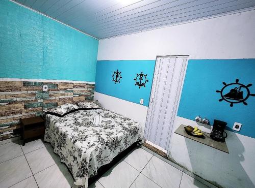 瓜拉派瑞Pousada Dule的一间卧室设有一张床和航海墙
