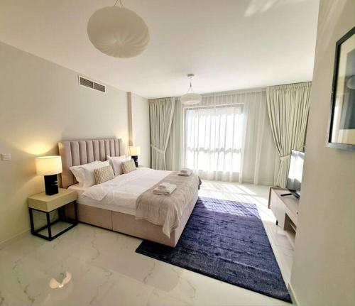 迪拜Nr to beach-Beautifully upgraded的一间卧室配有一张大床和电视