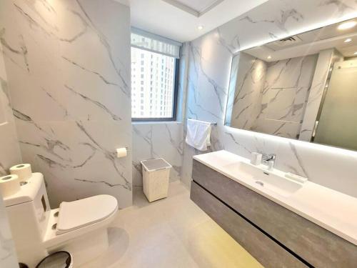 迪拜Nr to beach-Beautifully upgraded的一间带卫生间、水槽和镜子的浴室