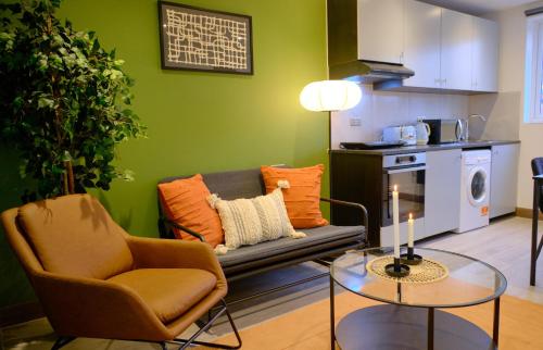 伦敦GoldersGreen Apartments by Sleepy的客厅配有沙发和桌子