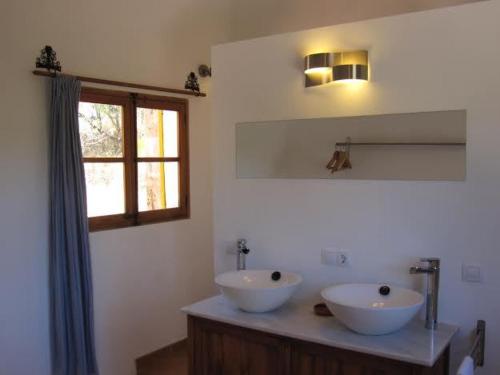 安德莱奇港卡塔利娜韦拉酒店的带窗户的柜台上带两个水槽的浴室