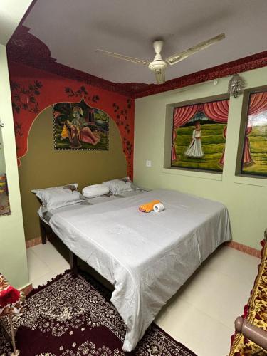 焦特布尔Shyam Hostel的一间卧室,卧室内配有一张大床