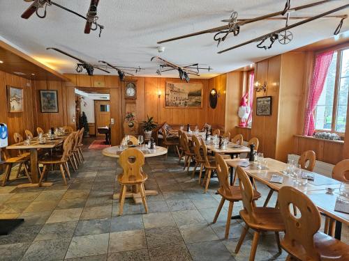 勒布拉索斯Hôtel Restaurant du Marchairuz的餐厅拥有木墙和桌椅