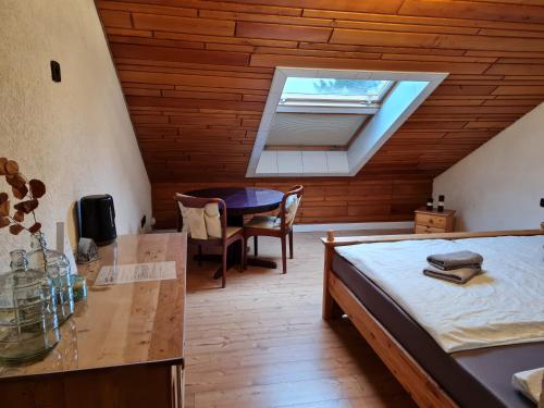 加格瑙Landhaus Bad Rotenfels - Zion的一间卧室配有一张床、一张书桌和一个窗户。