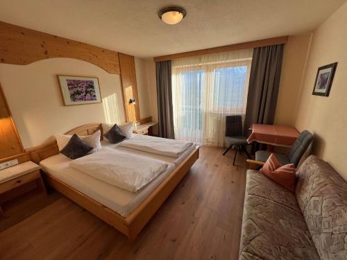 米明高原太阳酒店的配有一张床和一张书桌的酒店客房