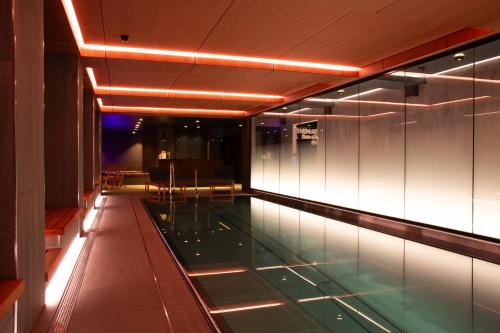 勒罗斯Bergstadens Hotel og SPA的一座带灯光的建筑中的游泳池