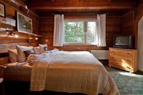 扎科帕内维拉玛尔玛住宿加早餐酒店的一间卧室配有一张大床和电视