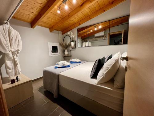 拉加纳斯Muthee Luxurious Private Villa的一间带一张床的卧室,位于带木制天花板的房间内