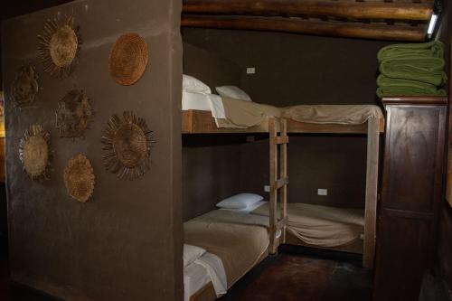 拉库布蕾Posada Punta de Piedra的客房内的两张双层床