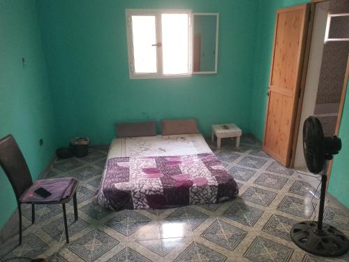 努瓦克肖特Dar Daoudi的一间位于绿色客房内的卧室,配有一张床