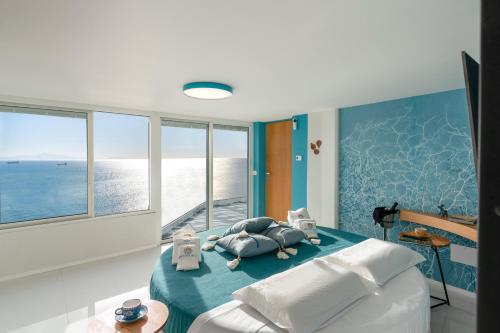 维耶特里Laguna Blu - Resort Villa overlooking the sea on the Amalfi Coast的一间卧室设有一张床,享有海景