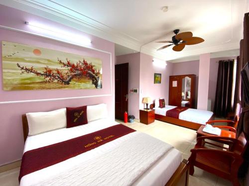Thach LoiHong Ha Airport Hotel的酒店客房配有两张床和吊扇。