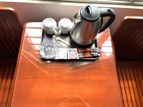 Thach LoiHong Ha Airport Hotel的茶壶和茶杯的桌子