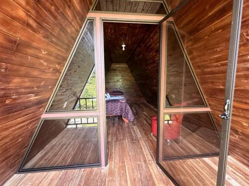 San RafaelBungalows Tenorio Montand Lodge的享有带玻璃门的小木屋的内部景致