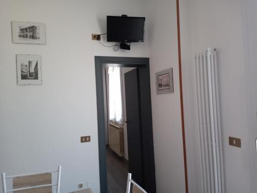 拉文纳Ca' d'Luca的走廊上设有一扇门,墙上有电视