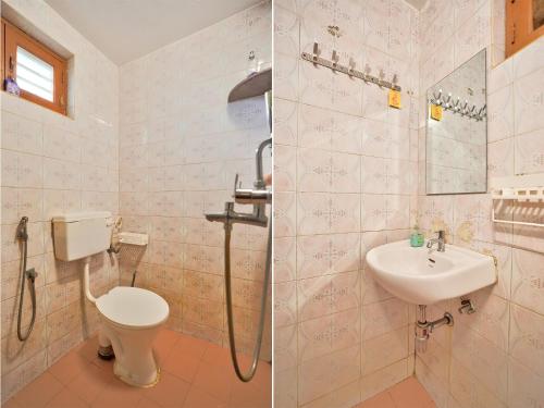安君纳Villa Seafront Goa的带淋浴、卫生间和盥洗盆的浴室