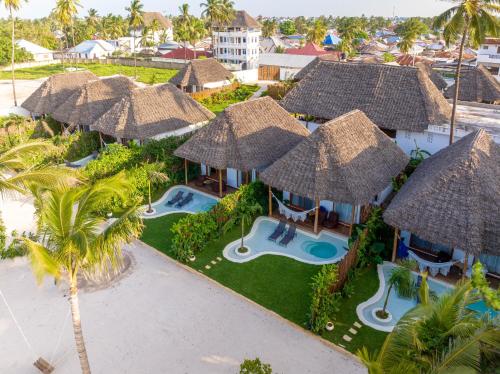 南威Safaya Luxury Villas - Adults only的茅草伞享有度假村的空中景致
