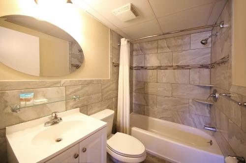 大洋城Surf Villa Apartments的一间带水槽、卫生间和淋浴的浴室