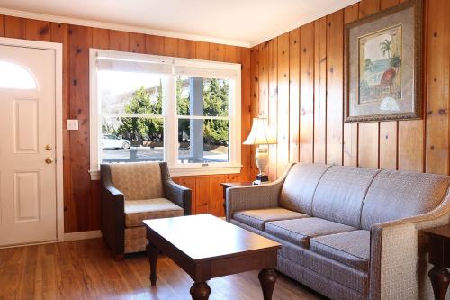 大洋城Surf Villa Apartments的客厅配有沙发和椅子