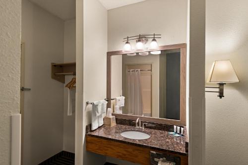 GretnaRed Lion Inn & Suites Gretna的一间带水槽和镜子的浴室