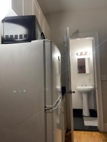 纽约Midtown Nest 1 bedroom Self Serviced Apartment的浴室内配备了冰箱、微波炉