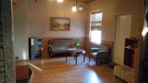 Suure-Jaani瓦纳珀斯缇玛民宿的客厅配有沙发和桌椅