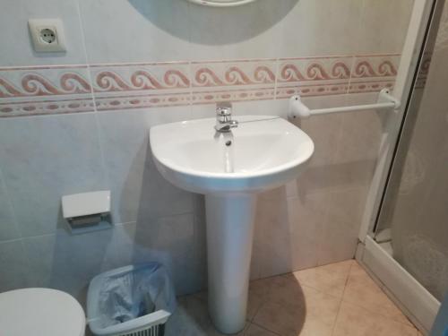 兰卡Can Pau Santa Parascheva的浴室配有白色水槽和卫生间。