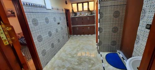 达赫拉Dar Salam的带淋浴、盥洗盆和卫生间的浴室