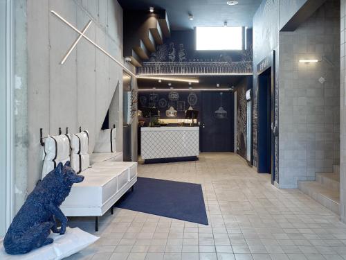 马斯特里赫特Kaboom Hotel Maastricht的浴室位于客房中间,设有狗雕像