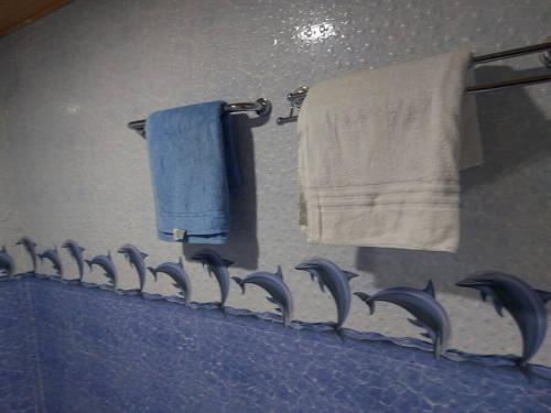 MarindeThe D'Lux Home, Homa Bay的浴室提供蓝色毛巾和镜子