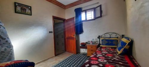 达赫拉Dar Salam的一间小卧室,配有床和窗户