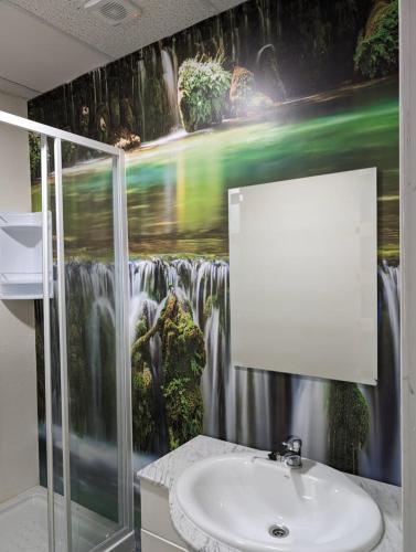 穆尔西亚Hoomy的一间带水槽和瀑布壁画的浴室