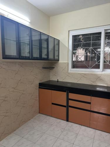 浦那Elite Stays Viman nagar的厨房配有柜台和窗户。