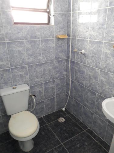 佩鲁伊比CASA DO PESCADOR的一间带卫生间和水槽的浴室