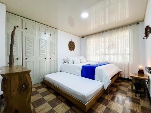 萨兰托Casa Emmanuel的一间卧室设有两张床和窗户。
