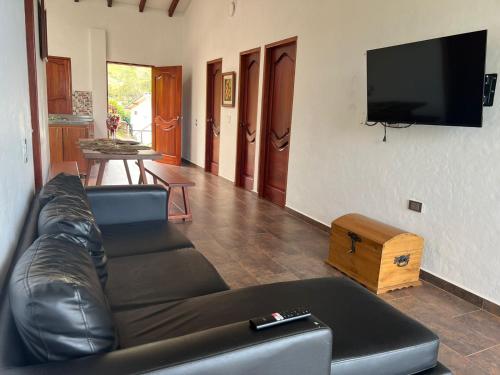 杰里科Campo Bonito的客厅配有真皮沙发和平面电视