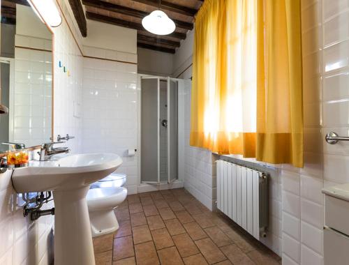 切奇纳Podere Simonetta - A8的浴室设有2个卫生间、水槽和窗户。