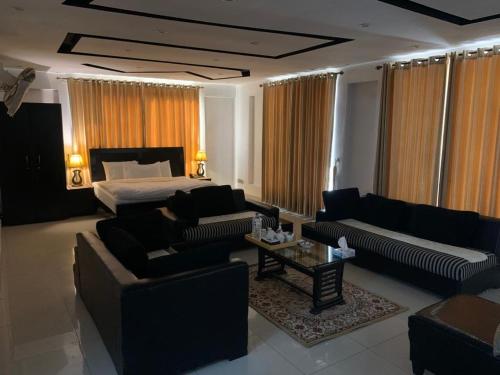 伊斯兰堡Cape Town Guest House的一个带床和沙发的大客厅