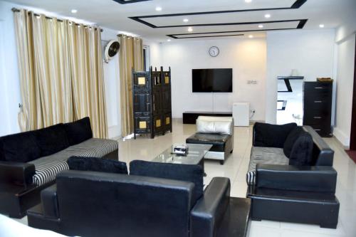 伊斯兰堡Cape Town Guest House的带沙发和平面电视的客厅