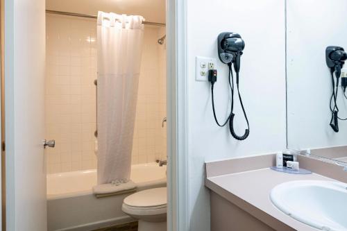优马Ramada by Wyndham Yuma的带淋浴、卫生间和盥洗盆的浴室