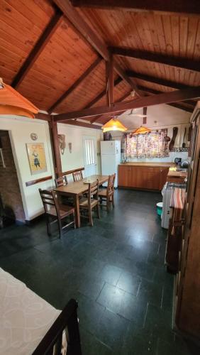圣罗莎卡拉穆奇塔县Hakuna Matata的一间带桌椅的用餐室和一间厨房