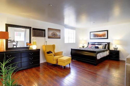 比尔顿Wine Country Ranch Escape的一间卧室配有一张床和一张黄色椅子