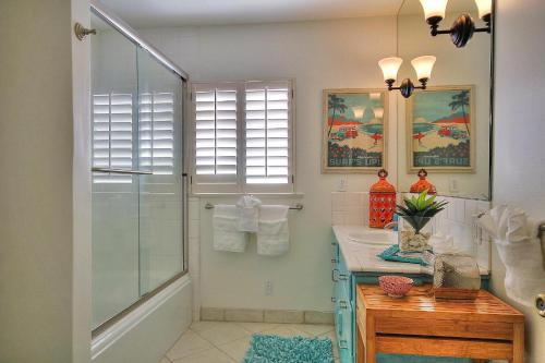 圣巴巴拉West Beach Villa 1的带淋浴和盥洗盆的浴室