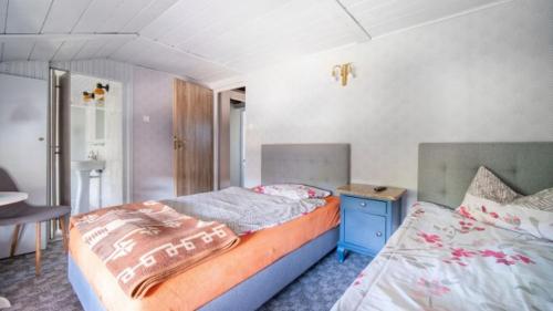 斯克拉斯卡波伦巴Górska Róża的一间带两张床和蓝色梳妆台的卧室