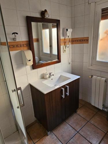 托莱多拉坎帕纳旅馆的一间带水槽和镜子的浴室